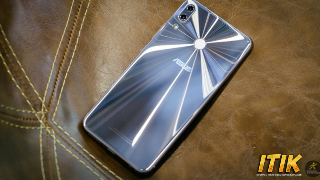 Sekilas lihat, Asus Zenfone 5Q nggak tampil norak. Desainnya simpel, garis bodinya rapi, nggak neko-neko. Tapi, jangan cepat mengira dia biasa aja. Begitu dipakai, barulah terasa tendangan performa yang nyeleneh. Smartphone satu ini ibarat anak rumahan yang ternyata jago freestyle di jalanan.

Dengan genggaman yang nyaman dan bobot pas, Zenfone 5Q cocok buat kamu yang nggak mau ribet tapi tetap mau gaya. Apalagi, bodinya nggak licin walau tangan agak berkeringat. Jadi, walaupun simpel, tetap solid.

Responsif dari Sentuhan Pertama
Berpindah dari satu aplikasi ke aplikasi lain terasa mulus. Buat scrolling medsos, multitasking, atau sekadar balas chat sambil putar musik, semuanya jalan bareng tanpa drama. Bahkan saat diajak main game ringan, si Zenfone 5Q tetap santai. Nggak ada tuh, layar tiba-tiba nge-freeze di tengah laga penting.

Masih belum cukup? Coba tes buka kamera dari layar terkunci, lalu langsung foto. Cekrek! Nggak pakai delay. Ini bikin pengalaman sehari-hari jadi lebih praktis. Karena itu, walaupun tampil kalem, HP ini bisa kasih pengalaman yang nggak kalah sama ponsel yang lebih mahal.

Kamera Bukan Kaleng-Kaleng
Meski nggak tampil dengan jargon bombastis, kemampuan kameranya patut dilirik. Kamera belakangnya lebih dari cukup buat ngabadikan momen sehari-hari. Bahkan dalam cahaya rendah pun hasilnya masih lumayan oke. Cahaya malam kota atau senyum temen di warung kopi masih bisa dibingkai tanpa harus bawa ringlight.

Yang lebih menarik, kamera depan gandeng dua lensa. Jadi, selfie rame-rame nggak perlu rebutan tempat di frame. Buat kamu yang doyan dokumentasiin kegiatan harian dengan gaya santai, Zenfone 5Q bisa jadi teman yang pas.

Baterai Nggak Manja
Buat kamu yang aktivitasnya padat, HP dengan baterai gampang drop itu menyebalkan. Untungnya, Zenfone 5Q nggak termasuk yang boros. Sekali isi penuh, bisa tembus seharian buat pemakaian normal. Nonton video, buka dokumen, cek peta, atau sekadar scroll TikTok selama istirahat, semua bisa dilibas.

Saat waktunya isi daya, prosesnya juga nggak lamban. Kamu bisa tinggalin bentar buat makan siang, lalu balik-balik udah naik banyak. Cocok buat pengguna yang waktunya terbatas tapi tetap butuh ponsel siaga.

Bukan Cuma Buat Gaya
Zenfone 5Q memang nggak terlalu suka pamer. Tapi di balik desain kalem itu, ada performa yang cukup bisa diandalkan. Ini bukan ponsel yang cuma cakep doang tapi dalamnya kosong. Asus membekali HP ini dengan racikan komponen yang saling ngisi, bukan cuma asal tempel.

Jadi, buat pelajar, pekerja lapangan, atau pebisnis santai yang butuh perangkat fleksibel, Zenfone 5Q bisa jadi pilihan tanpa bikin kantong jebol. Terlebih lagi, desainnya yang elegan cocok dibawa ke kampus, rapat, atau nongkrong malam minggu.

Tetap Jadi Sorotan
Walaupun saingannya makin banyak dan berbagai merek terus mengeluarkan model baru, Asus Zenfone 5Q tetap punya panggungnya sendiri. Pasalnya, dia hadir untuk mereka yang nggak cari kemewahan lebay, tapi pengin stabilitas dan kenyamanan dalam satu genggaman.

Bahkan sampai sekarang, banyak pengguna yang masih setia sama Zenfone 5Q. Entah karena tampilannya yang awet dilihat, atau karena performanya yang nggak gampang rewel meski udah dipakai bertahun-tahun.

Kesimpulan
Asus Zenfone 5Q memang nggak sok tampil beda, tapi justru di situlah letak kekuatannya. Dengan desain yang simpel, performa yang responsif, dan kamera yang cukup andal, ponsel ini berhasil jadi pilihan yang masuk akal. Bukan cuma buat gaya, tapi juga benar-benar bisa diandalkan buat aktivitas harian.

Mau dipakai kerja, kuliah, atau sekadar hiburan, semuanya bisa dijalankan dengan mulus. Jadi, kalau kamu cari smartphone kalem tapi gesit, Zenfone 5Q layak masuk daftar. Nggak cuma tahan dipakai, tapi juga bikin nyaman tanpa perlu setting macem-macem.