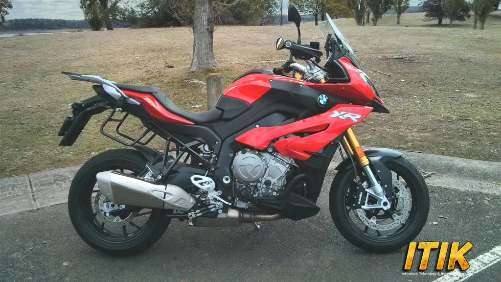 BMW S 1000 XR: Siap Teror Taklukan Segala Medan!